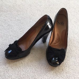 EUC Sofft black patent fleur heeled pump